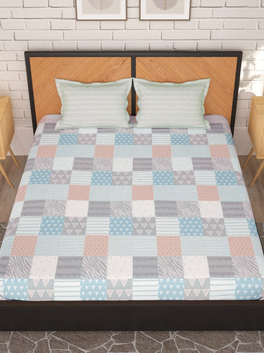 https://cdn.shopify.com/s/files/1/1857/6931/products/93756074-1ea9-44c7-8e10-daf740a71dcd1693981323236-Storyhome-Arena-Peach--White-Geometric-Microfiber-180TC-Quee-2.jpg?v=1703220652